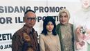 Yang terbaru artis cantik Arzetti Bilbina. Model senior itu baru saja menyelesaikan pendidikan S3. Artis yang juga Anggota DPR RI ini baru saja dinyatakan lulus dalam Sidang Ujian Terbuka (Public Exam) Promosi Doktor Ilmu Politik, Universitas Nasional (UNAS), Jakarta. Menurut Arzeti, proses menempuh gelar Doktor, tidak mudah, banyak hambatan yang dilalui. Memutuskan mengambil S3 tahun 2019 dan selesai Januari 2023. Arzetti lulus S3 saat usia 48 tahun. [Kapanlagi.com/Dadan Eka Permana]