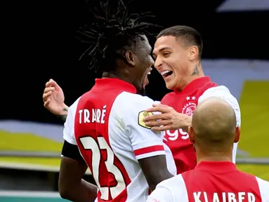 Para pemain Ajax Amsterdam merayakan gol yang dicetak oleh Lassina Traore ke gawang VVV-Venlo pada laga Eredivisie di Stadion De Koel, Minggu (25/10/2020). Ajax Amsterdam menang dengan skor 13-0. (AFP/Olaf Kraak)