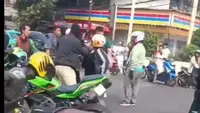 Senggolan Motor di Jalan Berujung Baku Pukul