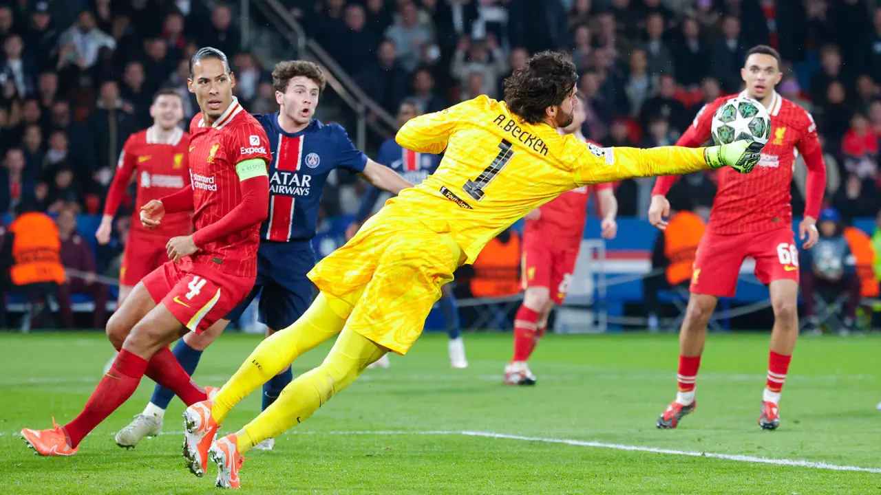 Foto: Jatuh Bangun Alisson Becker Selamatkan Gawang Liverpool, PSG Rasakan Kekalahan Menyakitkan di Liga Champions