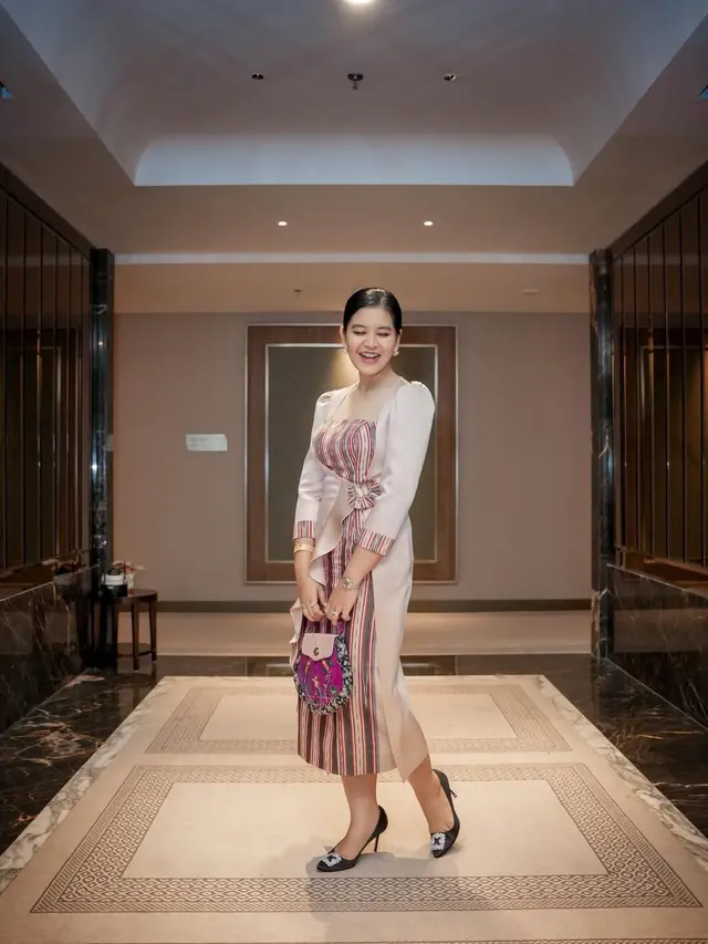Potret Kahiyang Ayu Tampil Berwastra Serba Pink dengan Heels Rp20jutaan, Jadi Inspirasi Outfit Kondangan yang Feminin