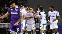 Pemain Juventus Fabio Miretti (tengah) merayakan gol ke gawang Fiorentina bersama rekan-rekannya pada pertandingan sepak bola Serie A Liga Italia di Stadion Artemio Franchi, Florence, Italia, Minggu (5/11/2023). (Massimo Paolone/LaPresse via AP)