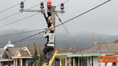 Citizen6, Jakarta: Petugas PLN sedang melakukan pemeliharaan Jaringan Tegangan Menengah (JTM) dalam upaya meningkatkan kehandalan pasokan listrik kepada pelanggan. (Pengirim: Agus Trimukti)