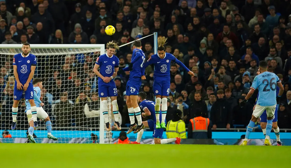 Pemain Manchester City Riyad Mahrez (kanan) mencetak gol ke gawang Chelsea pada pertandingan sepak bola Piala FA di Etihad Stadium, Manchester, Inggris, 8 Januari 2023. Manchester City mengalahkan Chelsea dengan skor 4-0. (AP Photo/Dave Thompson)