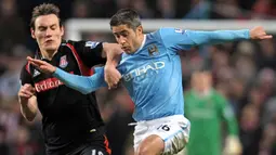 Sylvinho. bek kiri Brasil berusia 48 tahun ini memutuskan bergabung dengan Manchester City pada awal musim 2009/2010 usai meninggalkan Barcelona dengan status bebas transfer. Ia memperkuat The Citizens hanya semusim dan memutuskan peniun pada Juli 2010 usai tampil dalam 15 laga di semua ajang dengan torehan 1 gol. (AFP/Andrew Yates)