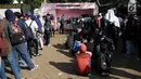 Pengunjung mengantre di ajang "Jakcloth 2017" di Senayan, Jakarta, Jumat (16/6). Bazar yang diikuti ratusan merek dagang pakaian tersebut berlangsung 14-21 Juni 2017. (Liputan6.com/Gempur M Surya)