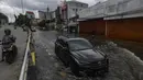 Polres Metro Jakarta Barat sudah melakukan pengalihan arus lalu lintas di sejumlah ruas jalan yang terdampak banjir. (merdeka.com/Arie Basuki)