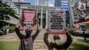Sejumlah aktivis yang tergabung dalam #BersihkanIndonesia menggelar aksi damai di depan Gedung Mahkamah Konstitusi, Jakarta, Jumat (3/6/2022). Aksi tersebut untuk menyoroti serta menolak pengesahan revisi UU Minerba dan Omnibus Law UU Cipta Kerja. (Liputan6.com/Faizal Fanani)