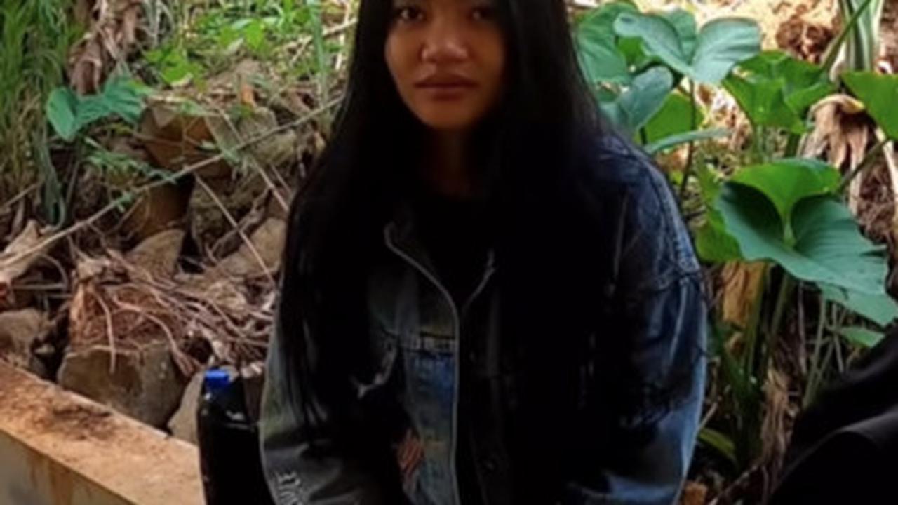 perempuan cantik tinggal di rumah terbengkalai