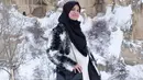Kali ini, Shireen memakai baju hangat berbulu yang berwarna hitam dan putih. Ia memadukannya dengan blus tunik berwarna putih, celana abu-abu dan hijab berwarna hitam. (Instagram/shireensungkar)