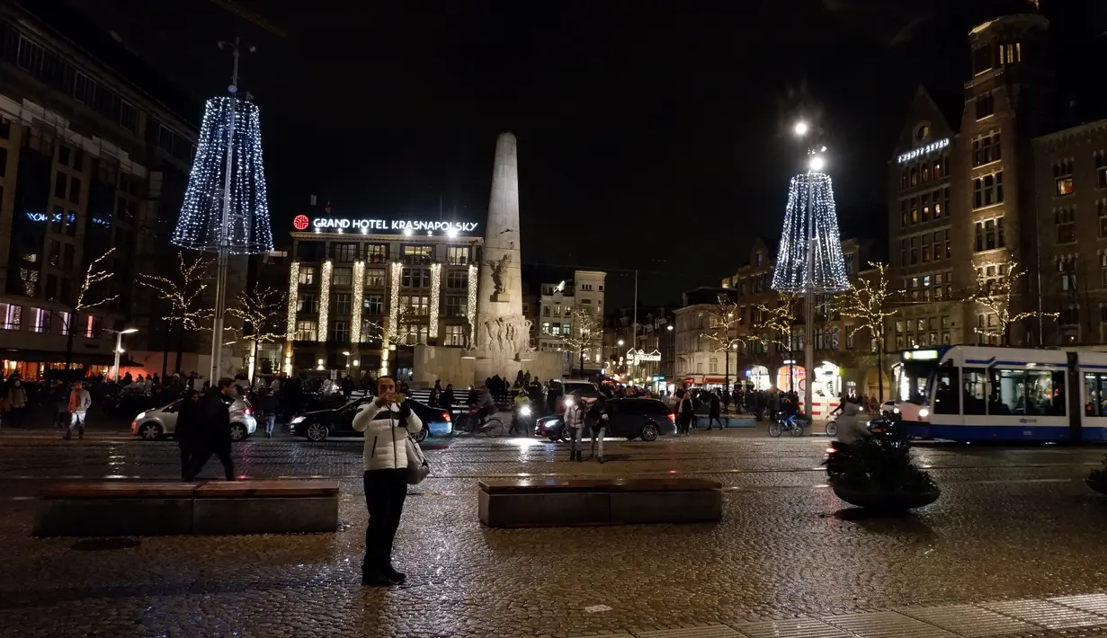 Instalasi lampu di Amsterdam Light Festival adalah kerja sama dari para artisan, arsitek, dan desainer dari seluruh dunia. (Liputan6.com/Unoviana Kartika Setia)