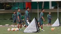 Pelatih Timnas U-19, Indra Sjafri saat memimpin latihan di Stadion Atang Sutresna Kopasus, Cijantung, Kamis (06/04/2017). Latihan ini bagian dari seleksi tim persiapan Piala AFF U-18 di Myanmar. (Bola.com/Nicklas Hanoatubun)