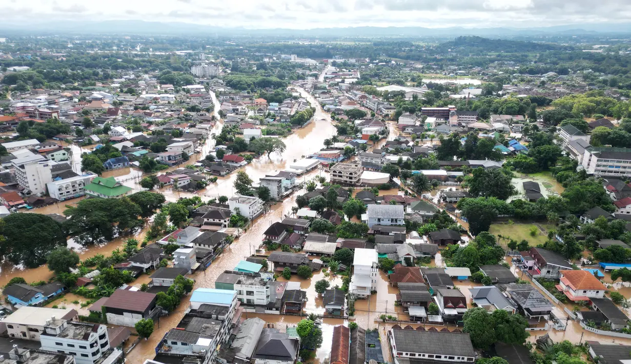Provinsi Chiang Mai di Thailand mengalami banjir bandang dan tanah longsor. (Lillian SUWANRUMPHA/AFP)