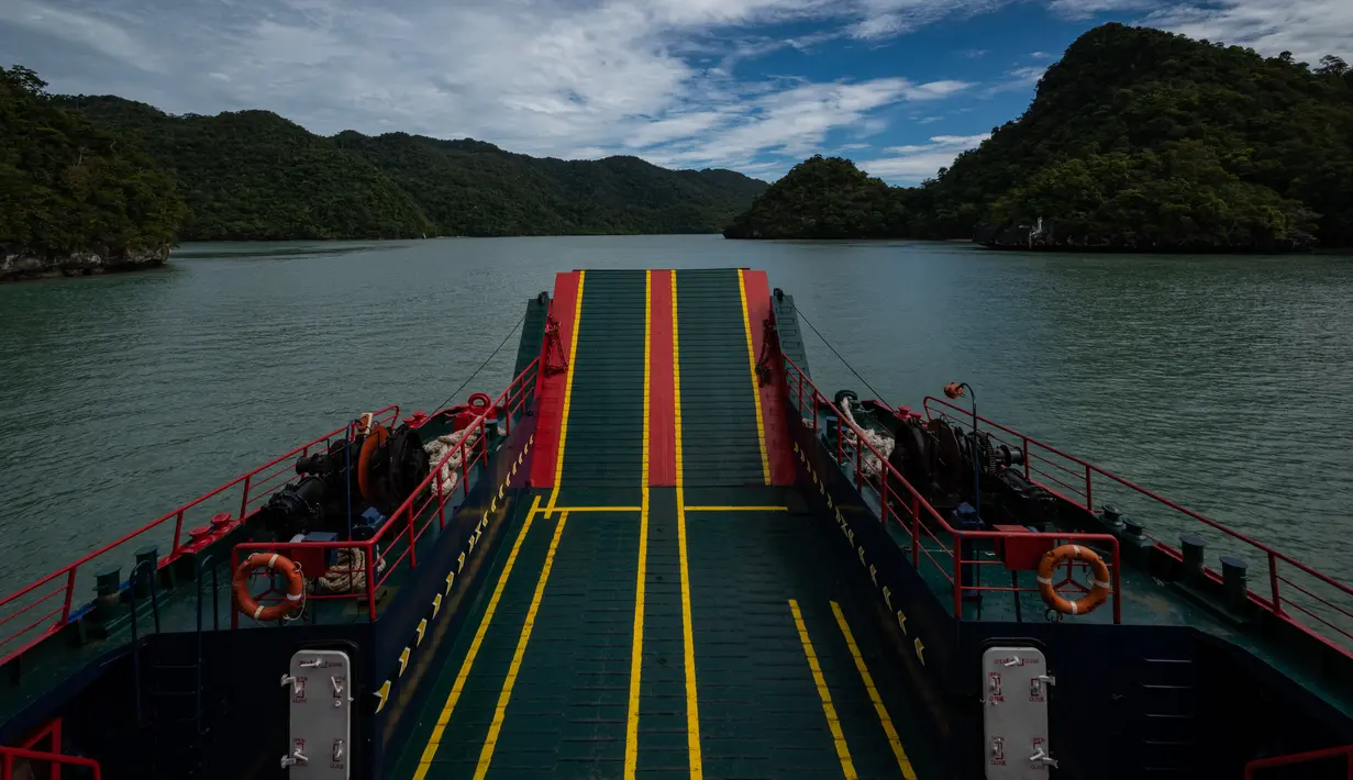 Sebuah kapal feri menuju pulau Langkawi yang baru-baru ini ditutup untuk sebagian besar pengunjung luar karena penguncian sebagian yang ditetapkan oleh pihak berwenang untuk mengekang penyebaran virus corona Covid-19, di negara bagian Kedah, Malaysia utara (18/11/2020). (AFP/Mohd Rasfan)