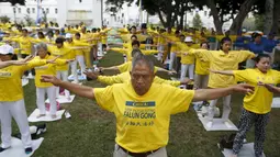 Sekelompok orang saat melakukan meditasi Falun Gong sebelum aksi menentang pemerintah China, di luar Balaikota Los Angeles, California, Kamis (15/10). Presiden China Xi Jinping akan melakukan kunjungan kenegaraan di Washington. (REUTERS/Lucy Nicholson)