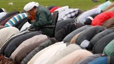 Warga Palestina melakukan salat Istisqa di Kota Gaza, Palestina, Rabu (16/11). Salat Istisqa merupakan ibadah umat Muslim untuk meminta diturunkannya hujan. (REUTERS)