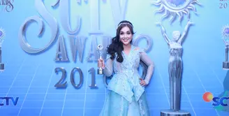 Aktris senior Paramitha Rusady dinobatkan sebagai Aktris Pendamping Paling Ngetop SCTV Awards 2016. Malam puncak berlangsung Rabu, (30/11) mulai pukul 19.00WIB. Ia mengaku terkejut saat mendapatkan penghargaan. (Adrian Putra/Bintang.com)