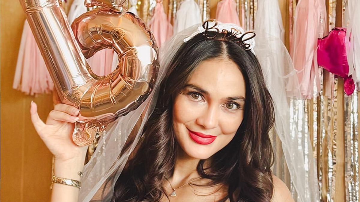 Jelang Pernikahan, Luna Maya Tampil dengan Mini Dress Putih Dipadukan Veil bak Pengantin