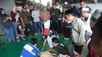 Sebanyak 30 pengurus Dewan Kemakmuran Masjid (DKM) di Garut, Jawa Barat tengah fokus mengikuti pelatihan pemotongan profesional menjelang Idul Adha 1445H/2024. (Liputan6.com/Jayadi Supriadin)