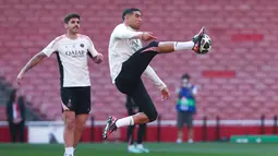 Pemain PSG, Achraf Hakimi, mengontrol bola saat sesi latihan jelang laga melawan Arsenal pada laga semifinal Liga Champions. (AFP/Franck Fife)