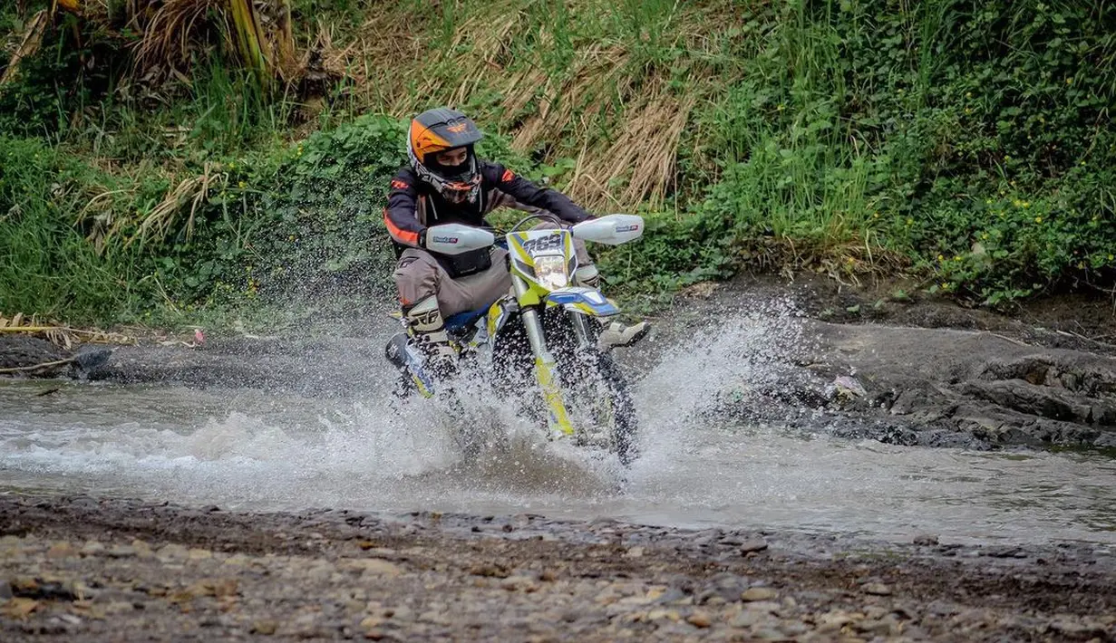 Melaney pun menegaskan kebenaran tersebut. Ditambah dengan candaannya kepada Billy yang sudah mengagumi perempuan seperti Tyas Mirasih walaupun masih duduk di bangku SMP. (Instagram/bilsky16)