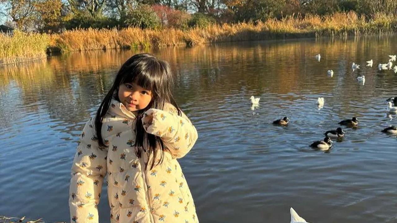 Syahnaz bersama keluarga menikmati momen jalan-jalan di London. Tampak mereka mengunjungi Regents Park.<br>