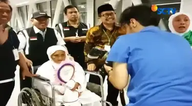 Layaknya selebriti, nenek bay langsung diserbu jadi obyek selfie.