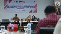 Ketua KPU Arief Budiman (tengah) didampingi Komisioner KPU Wahyu Setiawan (kiri) dan Evi Novida memimpin rapat Uji Publik Rancangan Peraturan KPU di Jakarta, Rabu (2/10/2019). Rapat membahas pencalonan, pembentukan dan tata kerja PPK, PPS dan KPPS dalam Pilkada 2020. (Liputan6.com/Angga Yuniar)
