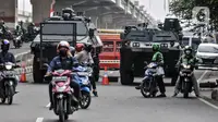 Pengendara sepeda motor memutar arah saat penyekatan PPKM Darurat di kawasan Lampiri, Kalimalang, Jakarta, Senin (5/7/2021). Petugas gabungan mengerahkan kendaraan taktis milik TNI dan Polri untuk menutup Jalan Raya Kalimalang. (merdeka.com/Iqbal S. Nugroho)