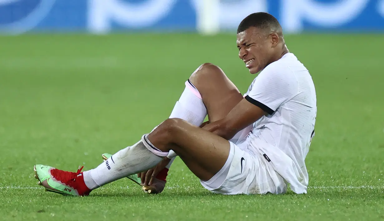 Pada menit ke-51 Kylian Mbappe harus ditarik keluar usai mengalami masalah di pergelangan kaki kirinya dan digantikan Mauro Icardi. (Foto: AFP/Kenzo Tribouillard)