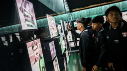 Deretan trofi, jersey klasik, hingga foto para bintang Sporting CP menyambut rombongan anak-anak Indonesia saat masuk ke dalam museum di Stadion Jose Alvalade. (Bola.com/Bagaskara Lazuardi)