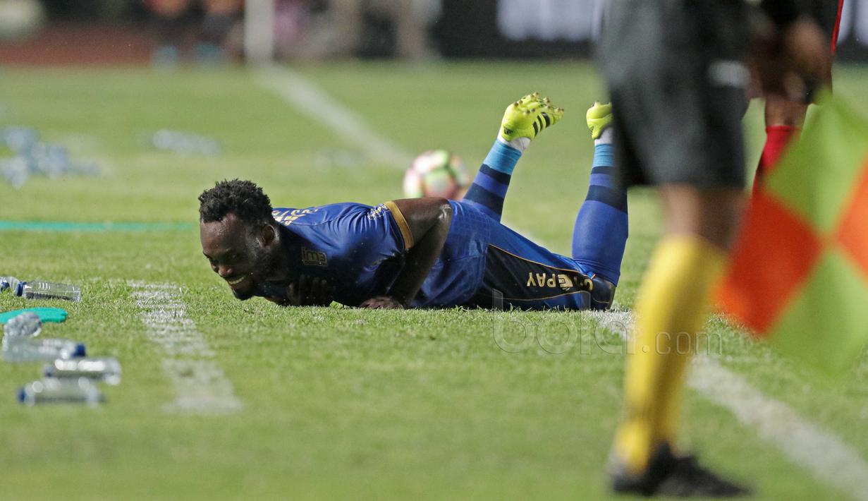 Michael Essien terjatuh usai  berebut bola dengan pemain Persipura pada lanjutan Liga 1 2017 di Stadion GBLA, Bandung, Minggu (7/5/2017). Persib menang 1-0. (Bola.com/Nicklas Hanoatubun)