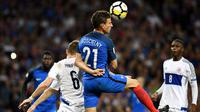 Bek Prancis, Laurent Koscielny, duel udara dengan pemain Luksemburg pada laga Kualifikasi Piala Dunia 2018 di Stadion Municipal, Toulouse, Minggu (3/9/2017). Kedua negara bermain imbang 0-0. (AFP/Franck Fife)