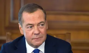 Wakil Ketua Dewan Keamanan Rusia sekaligus Ketua Partai United Russia, Dmitry Medvedev, memberikan keterangan kepada media di Kediaman Negara Gorki, di luar Moskow, Rusia, Kamis (23/3/2023). (Dok. Ekaterina Shtukina/Sputnik Pool via AP)