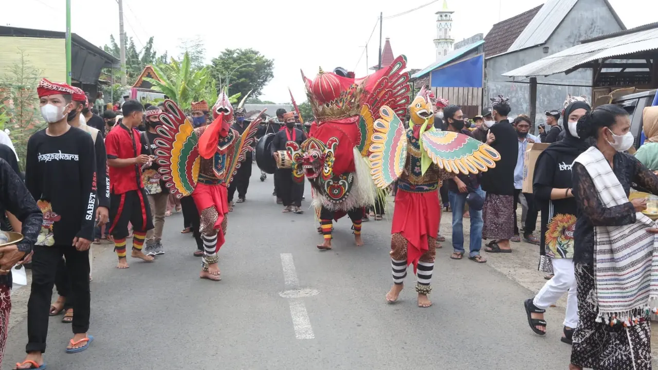 Ritual adat Barong Ider Bumi yang dilaksanakan setiap tahunya di Desa Kemiren Banuwangi. (Istimewa)