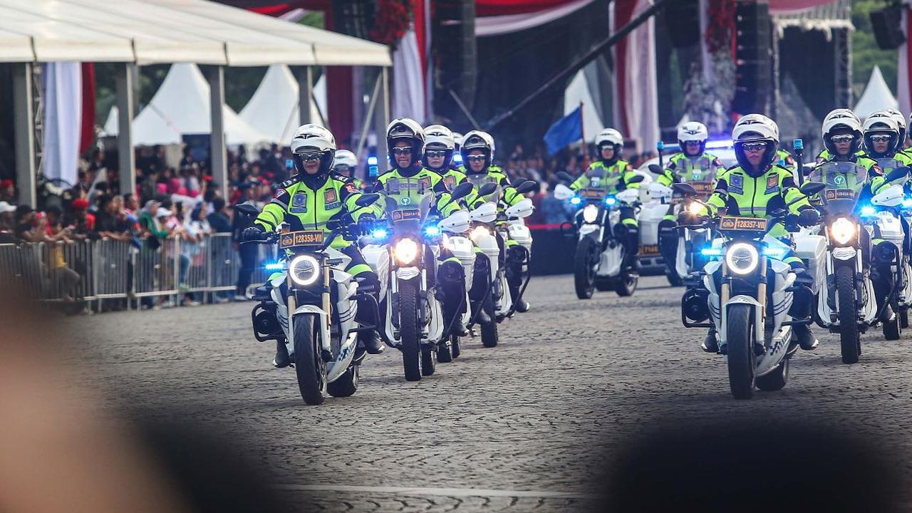 Dalam rangka memperingati Hari Ulang Tahun (HUT) ke-78 Bhayangkara, ribuan personel kepolisian parade di kawasan Monumen Nasional (Monas), Senin (1/7/2024). Acara ini bertema "Polri Presisi Mendukung Percepatan Transformasi Ekonomi yang Inklusif dan Berke