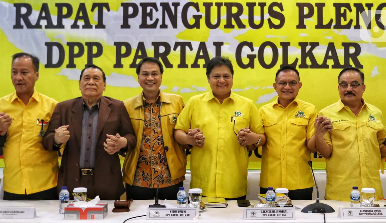 Ketua Umum Partai Golkar Airlangga Hartarto (ketiga kanan) didampingi Sekjen Lodewijk Paulus, Bendahara Umum Robert Kardinal, dan Ketua DPP Kahar Muzakir saling bergenggaman tangan saat rapat pleno DPP Partai Golkar di Kantor DPP Golkar, Slipi, Jakarta, Selasa (5/11/2019). (Liputan6.com/JohanTallo)