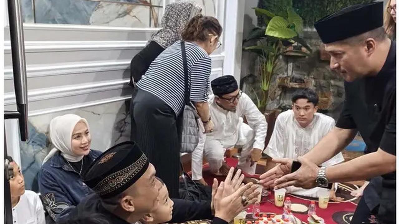 7 Potret Rumah Mpok Alpa Dipadati Ribuan Jemaah saat Tahlilan 7 Hari, Penuh Haru
