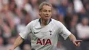 <p>Jurgen Klinsmann datang ke Liga Inggris bersama Tottenham Hotspur. Ia memiliki eksploitasi mencetak gol yang mengagumkan bersama rekannya, Teddy Sheringham. Hal itu dibuktikan dengan catatan 30 gol di musim debutnya bersama The Lilywhites. (AFP/Daniel Leal)</p>