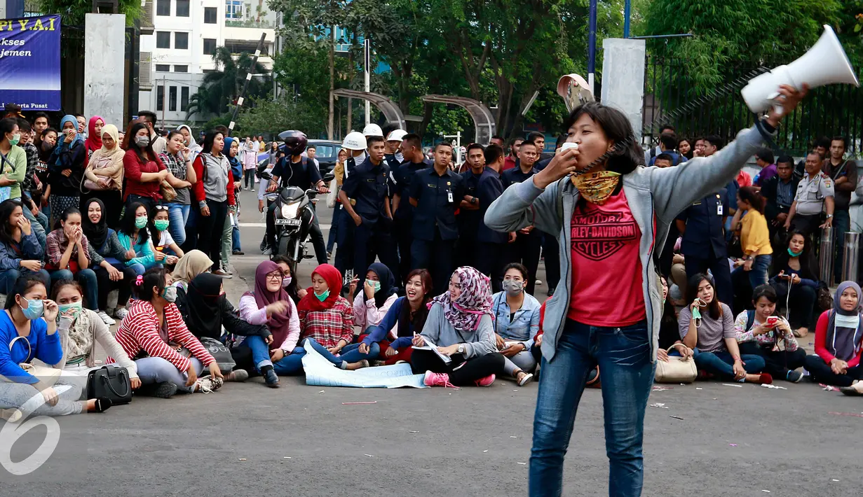 Mahasiswa membentuk blokade tepat depan RSCM, Jakarta, Selasa (27/10/2015). Mereka menuntut rektor UPI YAI mundur dari jabatannya karena menutupi skandal penipuan terhadap 1.080 mahasiswa. (Liputan6.com/Yoppy Renato)