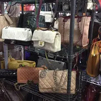 Bazaar ini hadirkan tas branded asli tapi murah. (Istimewa)