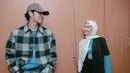 Adhisty Zara berperan sebagai Ara dan Abun Sungkar berperan sebagai Athar. Kisah dalam film ini bermula ketika Athar bertemu secara tak sengaja dengan Aurora di sekolah. Kehadiran Aurora di kehidupan Athar pun membuat dirinya jadi lebih baik. Namun lantaran masih terlalu muda dan harus mengejar mimpi masing-masing, keduanya belajar untuk saling mengikhlaskan. (Liputan6.com/IG/@zaraadhsty)