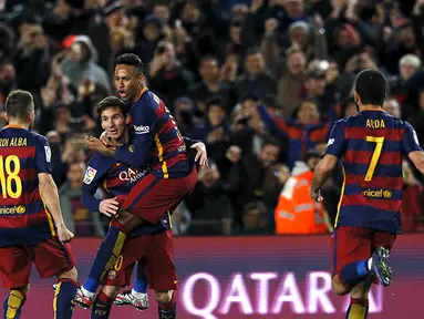 Para pemain Barcelona merayakan gol yang dicetak oleh Lionel Messi ke gawang Sevilla pada laga La Liga di Stadion Camp Nou, Spanyol, Minggu (28/2/2016). Barcelona berhasil menaklukan Sevilla 2-1. (Reuters/Albert Gea)