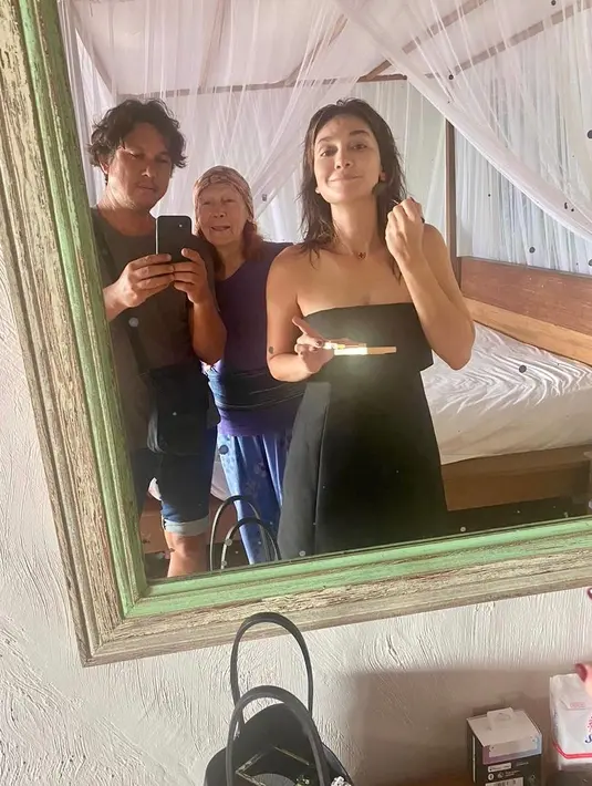 Atau potret mirror selfie yang diambil saudaranya. Menampilkan Luna Maya mengenakan strapless dress hitam juga wajah yang tak mengenakan riasan sama sekali. [Foto: Instagram/lunamaya]