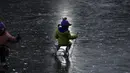 Anak-anak bermain ice skating di sungai yang membeku dekat pemukiman warga, Beijing, China, 3 Januari 2022. Libur Tahun Baru dimanfaatkan warga untuk bermain ice skating di sungai dan danau yang membeku. (AP Photo/Andy Wong)