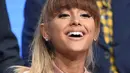 Penyanyi Ariana Grande menjawab pertanyaan saat menjadi salah satu pemeran dalam serial tv musikal "Hairspray Live!" di NBC Universal Television, Beverly Hills , California , AS, (2/8). Ariana tampil imut dengan rambut poninya. (REUTERS / Phil McCarten)