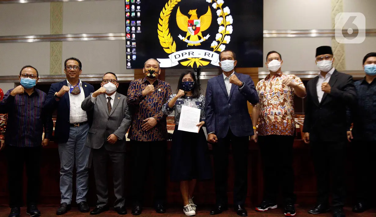 Ketua Komisi I DPR RI Meutya Hafid dan Wakil Ketua Komisi I DPR RI Abdul Kharis Almasyhari serta anggota komisi I lainnya saat menggelar konferensi pers mengenai permasalahan Israel di Kompleks Parlemen MPR/DPR-DPD, Senayan, Jakarta, Selasa (30/6/2020). (Liputan6.com/Johan Tallo)