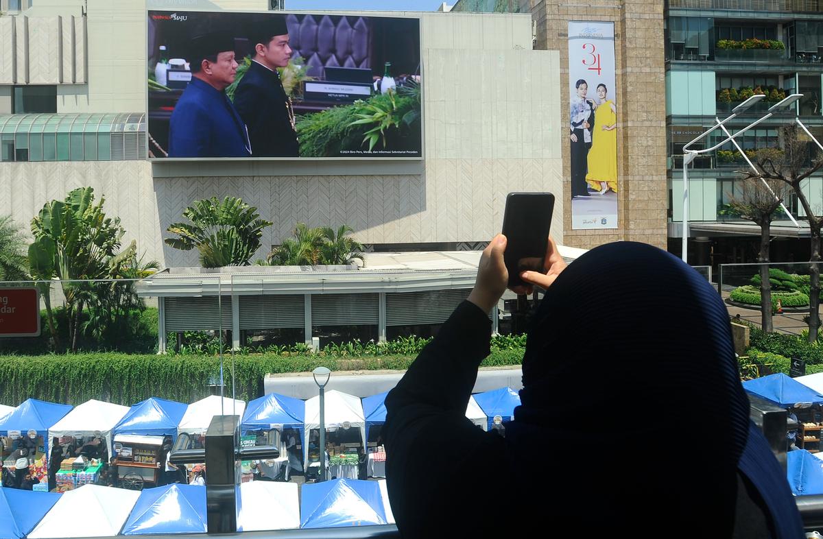Warga Saksikan Prabowo Ucapkan Sumpah dan Janji sebagai Presiden Lewat Videotron