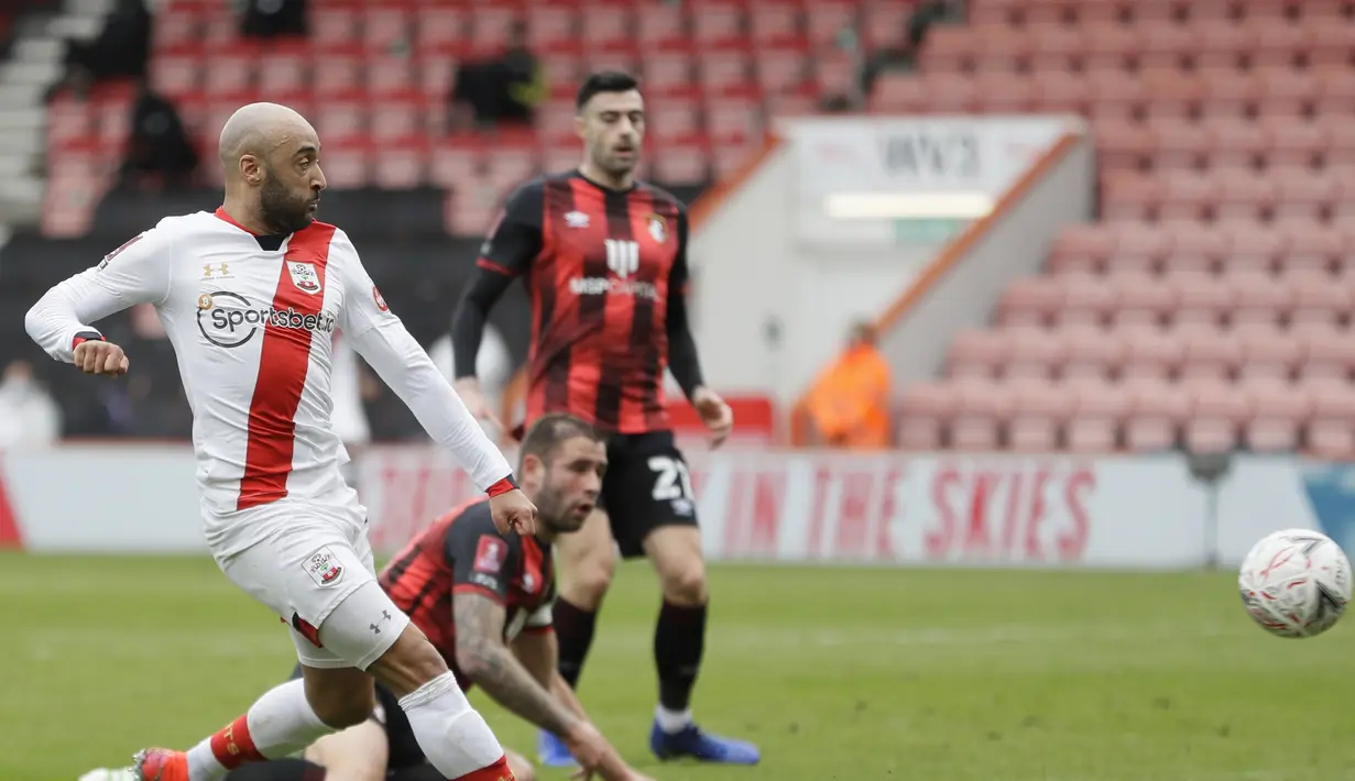 Gelandang Southampton, Nathan Redmond (kiri) melepaskan tendangan yang berbuah gol kedua timnya ke gawang Bournemouth dalam laga perempatfinal Piala FA 2020/2021 di Vitality Stadium, Bournemouth, Sabtu (20/3/2021). Southampton menang 3-0 atas Bournemouth. (AP/Kirsty Wigglesworth)