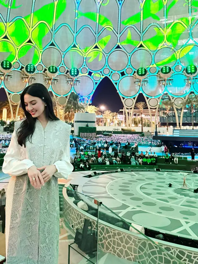 Gaya Simple Tapi Menawan Raline Shah Hadiri Konferensi di Dubai, Pancarkan Aura Lady Boss dengan Busana Monokrom